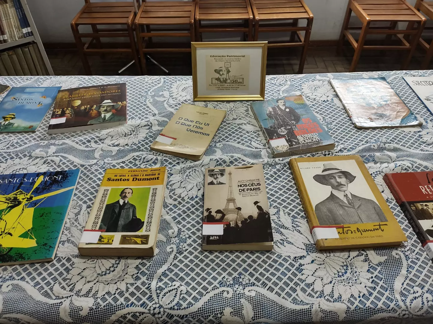 Acervo literário sobre Alberto Santos Dumont está em exposição na Biblioteca Municipal